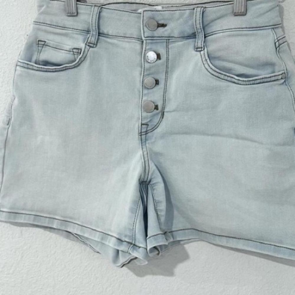 Nine West women’s light wash high rise button front stretch denim shorts size 6